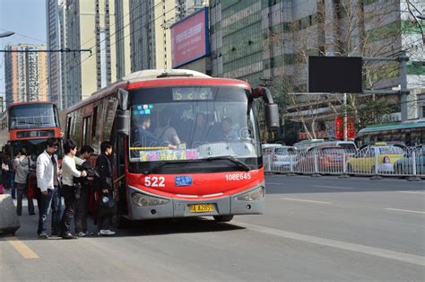 浠水到武漢客車多久?從浠水到武漢的客車班次頻繁且運行時間較短，但是否選擇乘坐客車還需考慮其他因素。