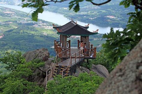 朱雀山門票多少錢 且論旅遊消費與文化傳承之關聯